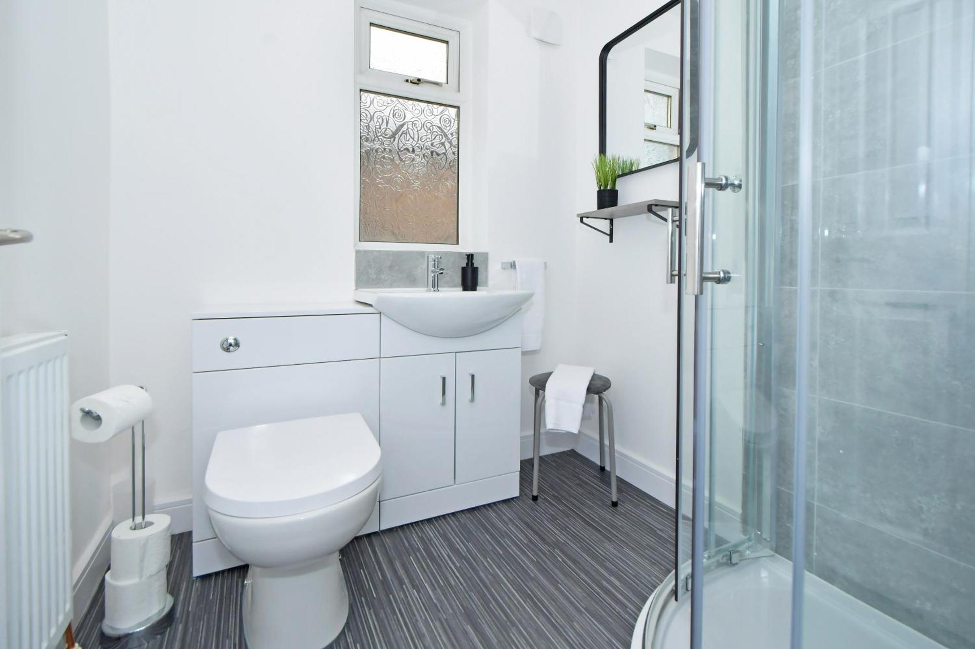 Sapphire Apartments By Yourstays - Luxury 2 Bedroom Apartments In Crewe Eksteriør billede